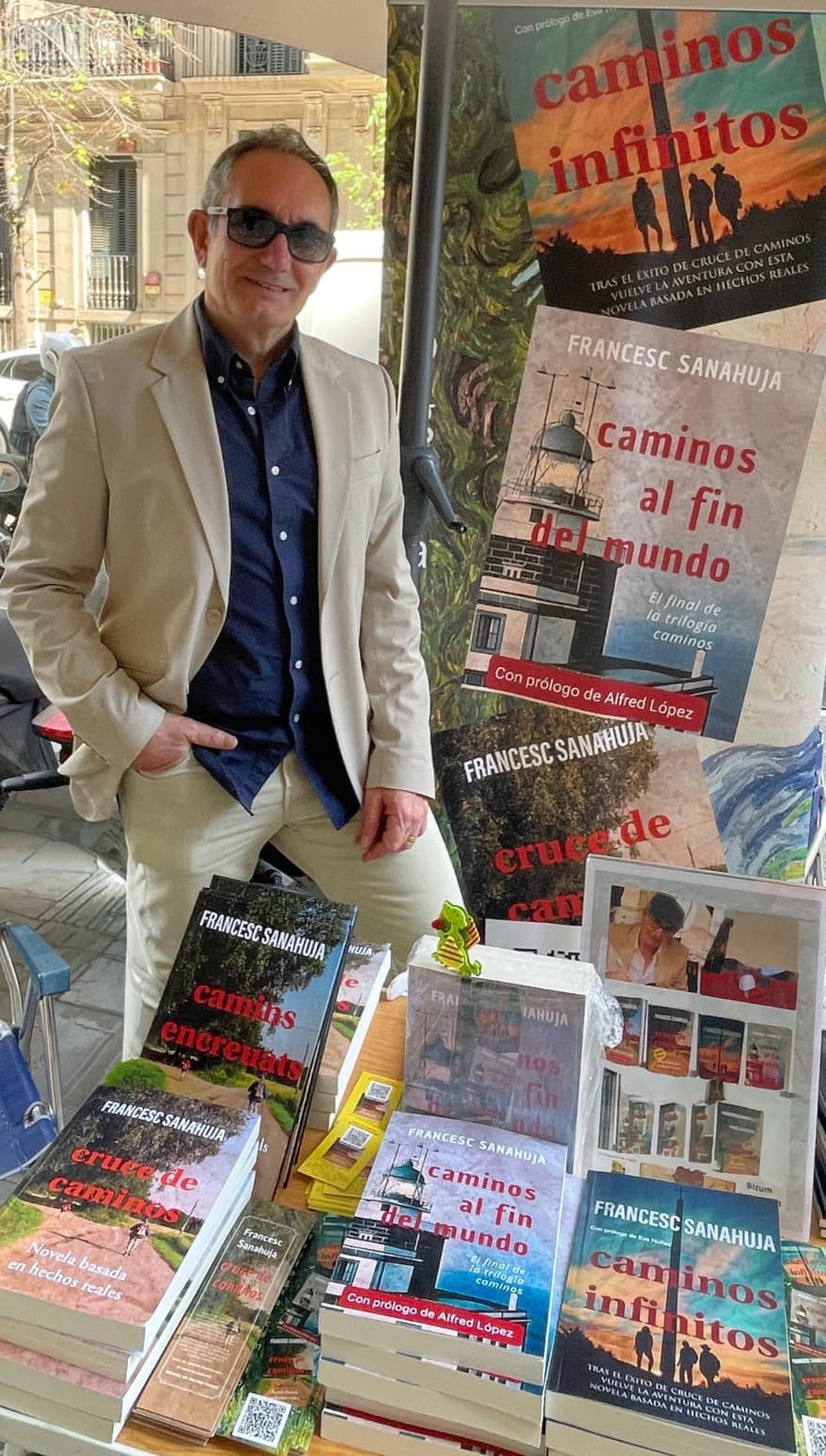 El escritor que convirtió un encuentro policial en el Camino de Santiago en una saga de casi mil páginas que nadie puede soltar