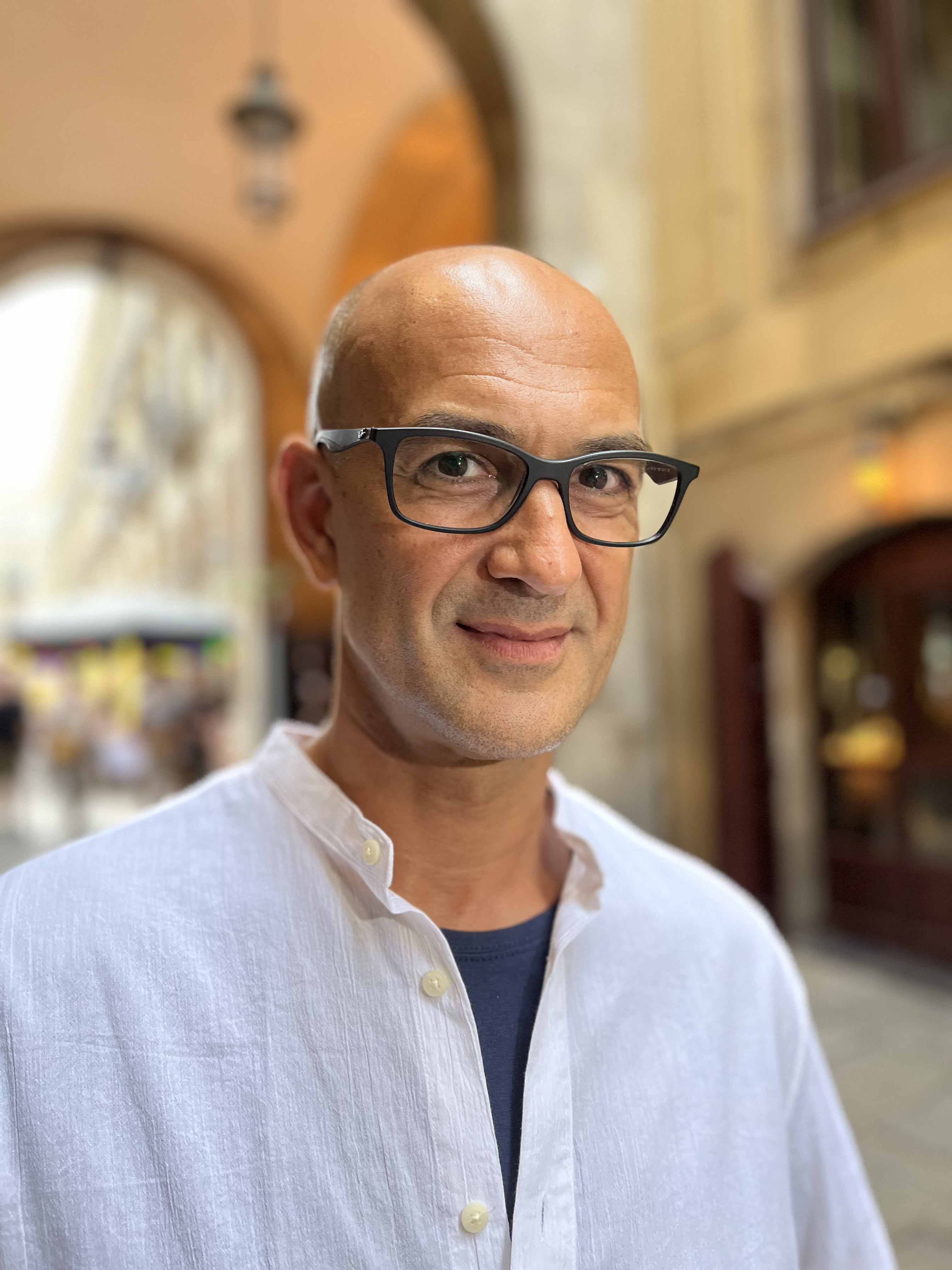 Escribió para no romperse y acabó señalando al sistema: la novela que obliga a mirar a las mujeres sin hogar